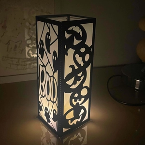 Lanterna di Halloween nera con scritta Boo intagliata ed effetto luce LED calda