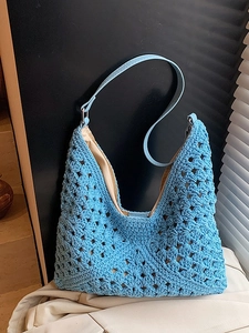 Sac hobo en tricot bleu ciel avec motif tissé ajouré et bandoulière en cuir assortie