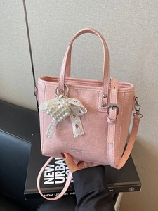 Sac Seau pour Femme en Cuir PU à Texture Plissée Style Coréen Sac à Main avec Pendentif Cœur en Künstliche Perles Nœud en Dentelle Sac Bandoulière