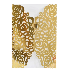 Détail du motif floral de rose dorée découpé au laser sur l'invitation