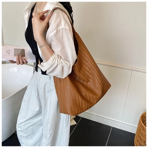Braune gewebte PU-Ledertasche mit Wellenmuster für große Kapazität und modernen Stil