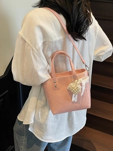 Petit sac seau plissé rose avec breloque cœur en perles et nœud en dentelle porté