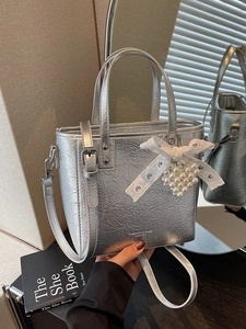 Sac à main argenté métallisé plissé avec pendentif cœur perlé et bandoulière réglable