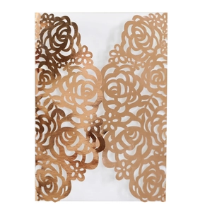 Faire-part de mariage ajouré au laser en or rose avec motifs floraux sur fond blanc