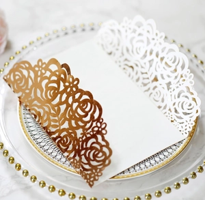 Détail de l'invitation de mariage rose gold découpée au laser avec motifs ajourés