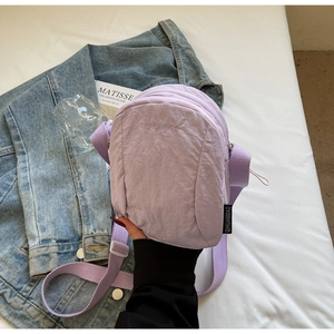 Détail du mini sac bandoulière en nylon lavande avec sangle réglable et double zip