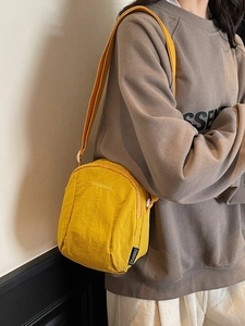 Sac Bandoulière en Nylon Décontracté pour Femmes Mini Sac à Épaule pour Téléphone Sacoche Polyvalente Unie pour Voyage