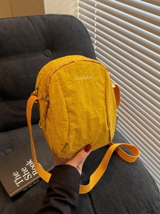 Sac bandoulière en nylon jaune vif polyvalent avec design zippé et sangle ajustable