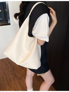 Minimalistische gewebte Canvas-Einkaufstasche in Off-White am Model in modernem Ambiente