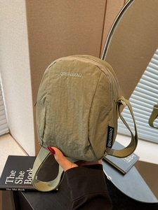 Sac bandoulière en nylon vert olive pour femme avec sangle réglable et broderie
