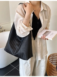 Minimalistische große schwarze geflochtene Tragetasche für Damen mit stilvoller Schultertasche
