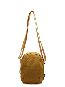 Vue de face du sac à bandoulière en nylon jaune moutarde avec sangle et fermeture éclair