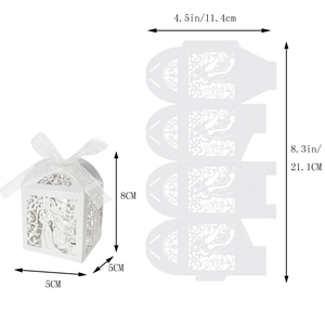 Boîte à bonbons blanche découpée au laser avec dimensions 5x5x8cm montée et 11,4x21,1cm à plat