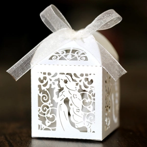 Gros plan de la boîte cadeau blanche découpée au laser avec ruban et motif silhouette