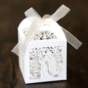 Boîte cadeau blanche découpée au laser avec silhouette féminine et ruban en satin