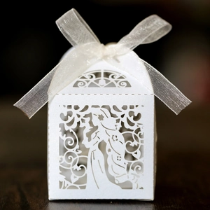 Vue détaillée de la boîte cadeau blanche découpée au laser avec motif fille et ruban