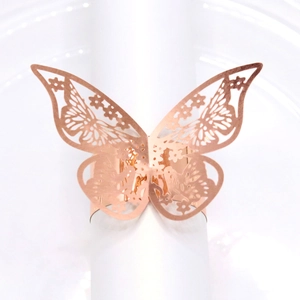 Dettaglio dell'anello portatovagliolo a farfalla traforato al laser color oro rosa