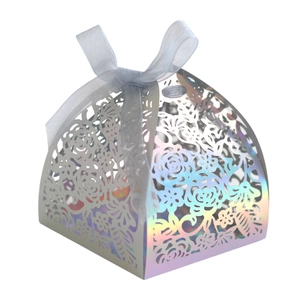 Détail de la rose découpée au laser sur boîte cadeau irisée avec ruban de satin