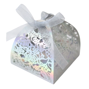 Détails de découpe laser motif fleuri sur boîte à bonbons blanche avec effet iridescent
