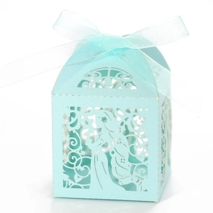 Détail de la silhouette de fille découpée au laser sur boîte cadeau bleu clair