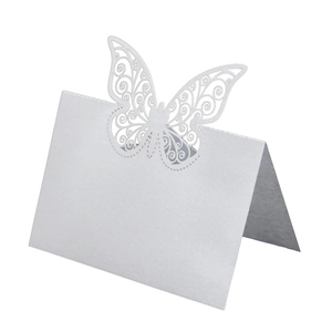 Détail du marque-place papillon découpé au laser en papier perlé blanc élégant