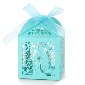 Boîte cadeau ajourée bleu clair avec ruban élégant pour chocolats et fêtes