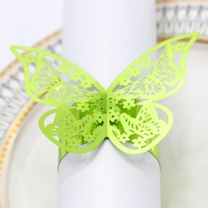 Dettaglio di un portatovagliolo a farfalla verde chiaro con intagli floreali laser