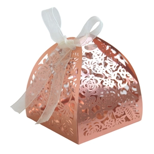Détails de boîte cadeau avec motifs floraux découpés au laser et ruban blanc soyeux