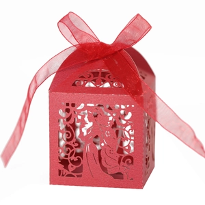 Boîte à dragées rouge découpée au laser avec motifs fins et nœud en ruban satiné