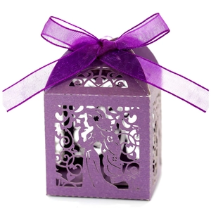 Boîte cadeau violette découpée au laser avec ruban et motifs évidés sophistiqués