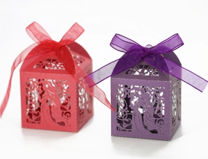 Boîtes à bonbons ajourées découpées au laser en papier perlé rouge et violet avec rubans