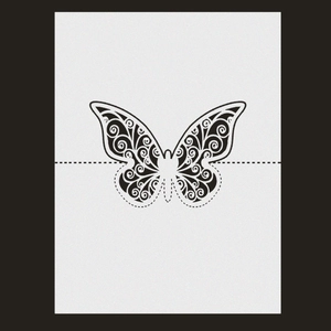 Gros plan d'un marque-place papillon découpé au laser avec motifs ajourés complexes