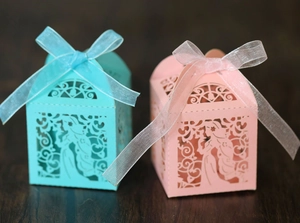 Détail de boîtes cadeaux découpées au laser avec silhouette de fille et motifs floraux