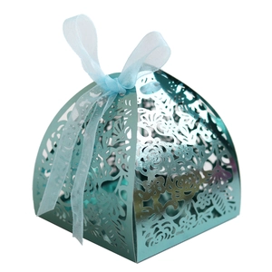 Boîte à bonbons évidée au laser bleu cyan pour mariage avec ruban en satin assorti
