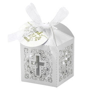 Boîte à bonbons de mariage blanche découpée au laser avec motif de croix et ruban élégant