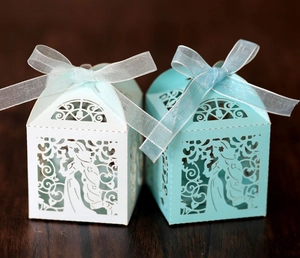 Boîtes cadeaux découpées au laser avec silhouette de princesse et ruban en organza bleu