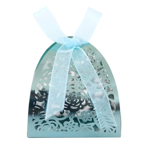 Détails du motif découpé au laser et du ruban sur la boîte cadeau bleu clair