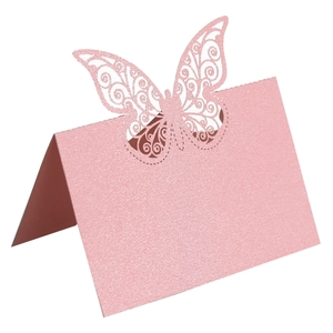 Détail du marque-place en papier perlé rose avec papillon découpé au laser pour mariages