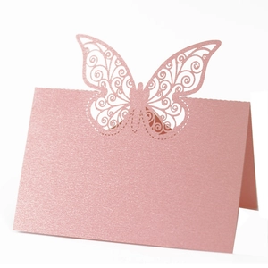 Détail du marque-place papillon découpé au laser en rose nacré pour table de mariage