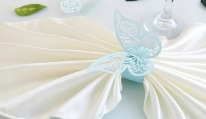 Élégant rond de serviette papillon bleu clair en papier découpé au laser pour mariage