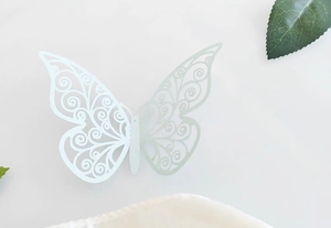 Vue macro d'un papillon évidé bleu clair avec motifs de volutes pour décoration