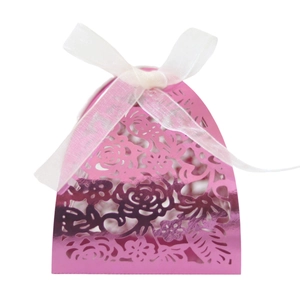 Détail de la boîte cadeau rose découpée au laser avec motifs de roses et ruban en organza