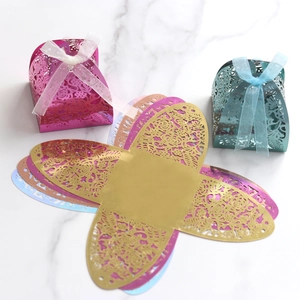 Détails de découpe laser motif rose sur boîtes à bonbons métalliques colorées