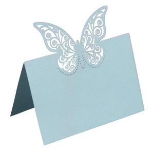 Détail du marque-place papillon bleu clair découpé au laser pour table de mariage