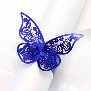 Dettaglio dell'anello portatovagliolo a farfalla tagliato al laser in blu riflettente