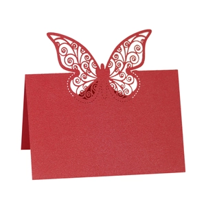 Détail du marque-place papillon découpé au laser rouge avec texture en papier perlé
