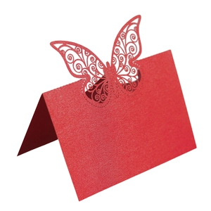 Détail du marque-place papillon rouge découpé au laser en papier perlé brillant