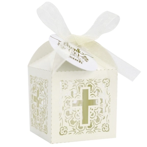 Vue détaillée de la boîte cadeau blanche découpée au laser avec motif de croix