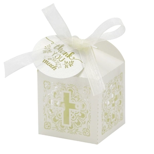Boîte à bonbons de mariage blanche ajourée avec croix découpée et ruban de merci