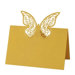 Vue détaillée d'un marque-place papillon doré découpé au laser avec finition nacrée
